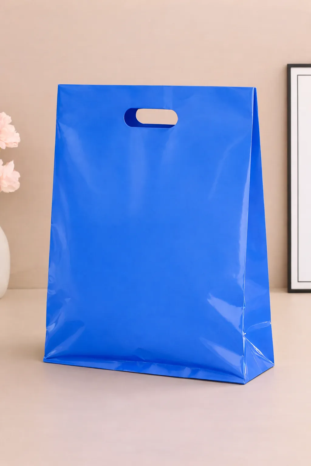 Bolsa azul personalizada como ejemplo de aplicación de identidad de marca