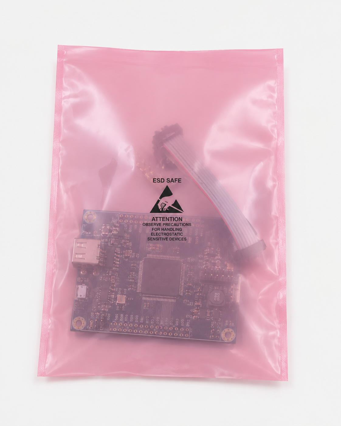 Bolsa ESD rosa con componentes electrónicos en su interior